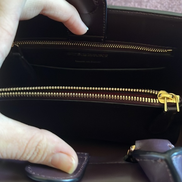 BURBERRY
Smooth Bonded Calfskin Small Saddle Tote plum - Picture 6 of 8